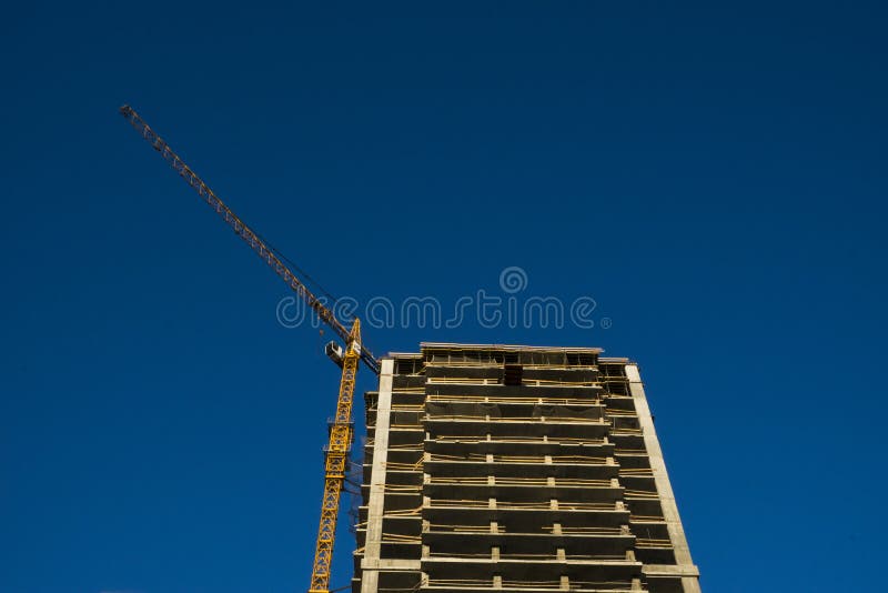 Hohes Gebäude im Bau stockfotografie Hohes Gebäude im Bau stockfotografie