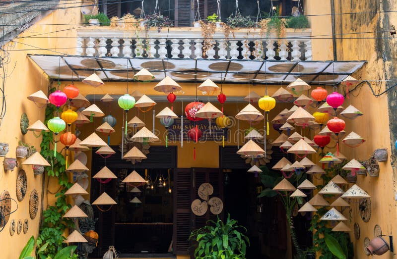 Hoi An, Βιετνάμ - 28 Ιουλίου 2019: Είσοδος συνεργείου σουβενίρ με βιετναμέζικη διακόσμηση Παραδοσιακή διακόσμηση στην μπροστινή ό στοκ φωτογραφία με δικαίωμα ελεύθερης χρήσης Hoi An, Βιετνάμ - 28 Ιουλίου 2019: Είσοδος συνεργείου σουβενίρ με βιετναμέζικη διακόσμηση Παραδοσιακή διακόσμηση στην μπροστινή ό στοκ φωτογραφία με δικαίωμα ελεύθερης χρήσης