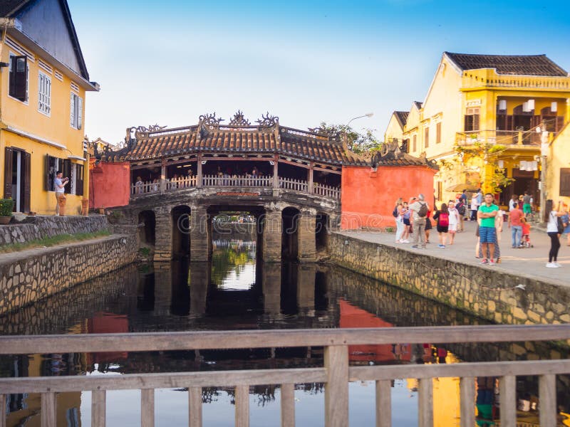 HOIAN, VIETNAM, SETTEMBRE, 04 DEL 2017: Gente non identificata che cammina in un ponte coperto Cau Chua Pagoda, Cau Nhat Ban, Lai fotografia stock libera da diritti HOIAN, VIETNAM, SETTEMBRE, 04 DEL 2017: Gente non identificata che cammina in un ponte coperto Cau Chua Pagoda, Cau Nhat Ban, Lai fotografia stock libera da diritti