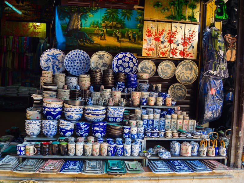 Hoian, Vietname - 5 de agosto de 2017: Produtos tradicionais comuns da cerâmica em uma loja na vila cerâmica antiga de Trang do b imagem de stock royalty free Hoian, Vietname - 5 de agosto de 2017: Produtos tradicionais comuns da cerâmica em uma loja na vila cerâmica antiga de Trang do b imagem de stock royalty free