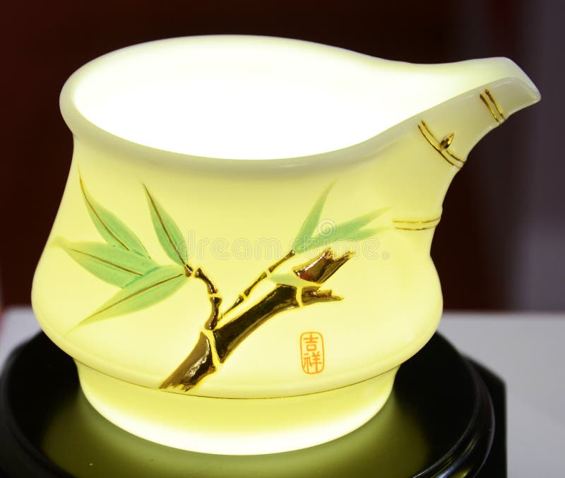 Hoja de bambú delicada de la taza de té de la cerámica imagenes de archivo Hoja de bambú delicada de la taza de té de la cerámica imagenes de archivo
