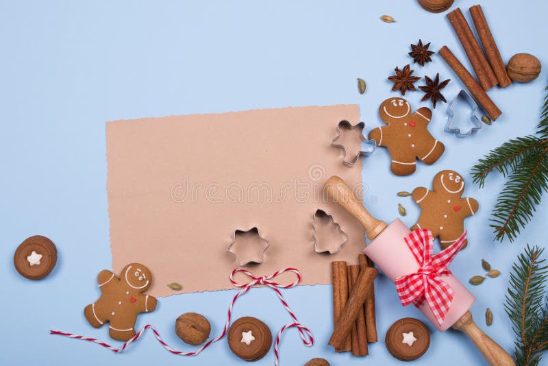 Hoja de papel vacía para escribir las recetas y los ingredientes para cocer, utensilios de la cocina, especias, galletas del homb imagen de archivo libre de regalías Hoja de papel vacía para escribir las recetas y los ingredientes para cocer, utensilios de la cocina, especias, galletas del homb imagen de archivo libre de regalías