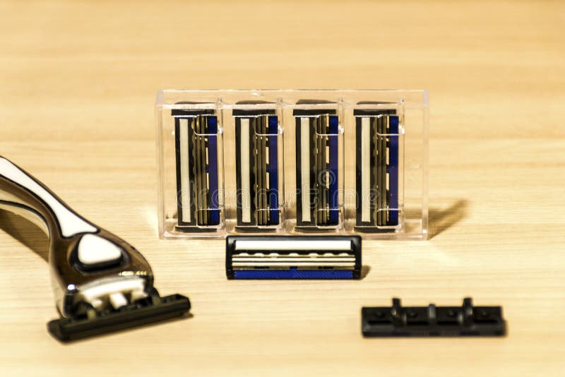Hojas de afeitar disponibles en la tabla imagen de archivo libre de regalías Hojas de afeitar disponibles en la tabla imagen de archivo libre de regalías