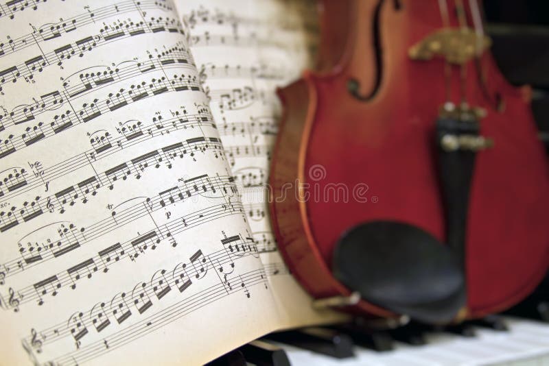 Hojas de música con el piano del violín de la falta de definición fotos de archivo Hojas de música con el piano del violín de la falta de definición fotos de archivo