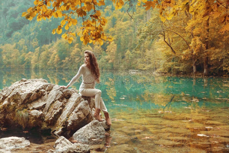 Hojas del amarillo sobre paisaje del otoño del lago Obersee Viaje hermoso fotos de archivo Hojas del amarillo sobre paisaje del otoño del lago Obersee Viaje hermoso fotos de archivo