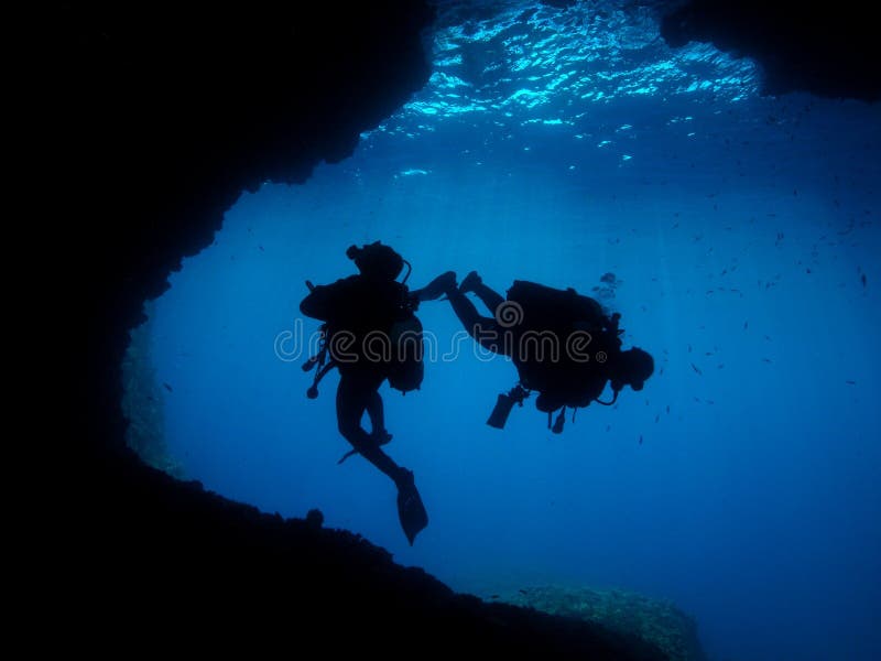Hol van het Vrij duiken van de Fotograaf van de mens het Onderwater stock afbeeldingen Hol van het Vrij duiken van de Fotograaf van de mens het Onderwater stock afbeeldingen