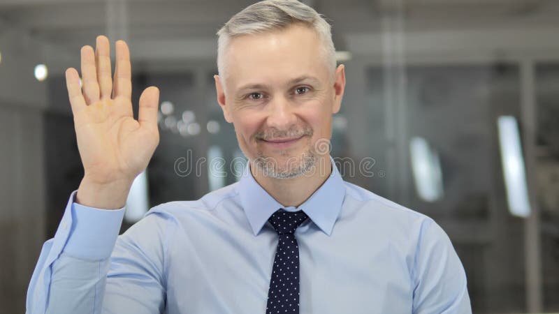 Hola, Grey Hair Businessman Waving Hand a dar la bienvenida