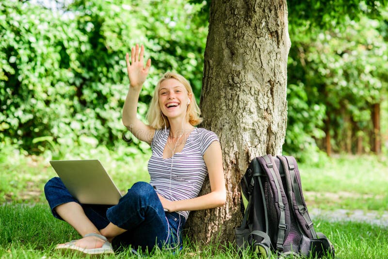 Hola verano Blogger inspirador por naturaleza la mujer tiene negocio en línea Comunicaci?n del web verano en línea Blogger fotografía de archivo Hola verano Blogger inspirador por naturaleza la mujer tiene negocio en línea Comunicaci?n del web verano en línea Blogger fotografía de archivo