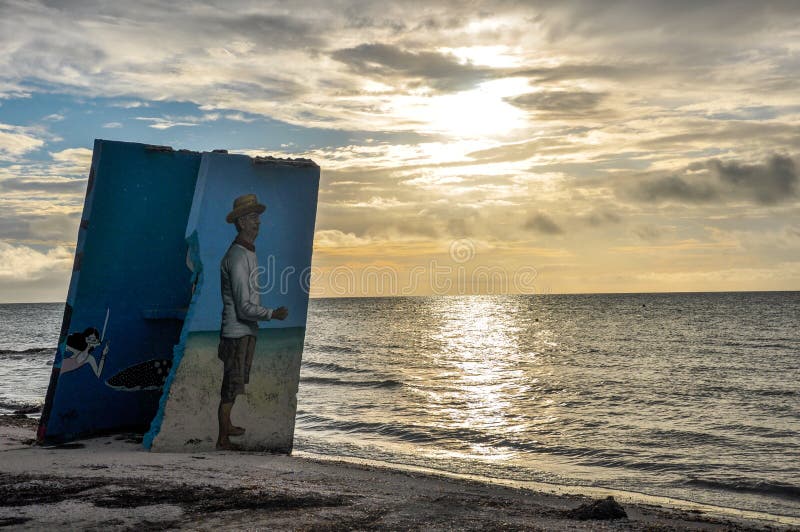 HOLBOX, ΜΕΞΙΚΌ - 25 ΜΑΐΟΥ 2018: Έργο τέχνης παραλιών κατά μήκος της ακτής της μικρής πόλης Isla Holbox αλιείας στοκ εικόνα με δικαίωμα ελεύθερης χρήσης HOLBOX, ΜΕΞΙΚΌ - 25 ΜΑΐΟΥ 2018: Έργο τέχνης παραλιών κατά μήκος της ακτής της μικρής πόλης Isla Holbox αλιείας στοκ εικόνα με δικαίωμα ελεύθερης χρήσης