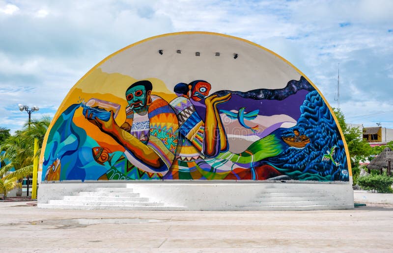 HOLBOX, ΜΕΞΙΚΌ - 25 ΜΑΐΟΥ 2018: Ζωηρόχρωμο χρωματισμένο θέατρο στο κύριο τετράγωνο στο κέντρο της πόλης Holbox στοκ εικόνα με δικαίωμα ελεύθερης χρήσης HOLBOX, ΜΕΞΙΚΌ - 25 ΜΑΐΟΥ 2018: Ζωηρόχρωμο χρωματισμένο θέατρο στο κύριο τετράγωνο στο κέντρο της πόλης Holbox στοκ εικόνα με δικαίωμα ελεύθερης χρήσης