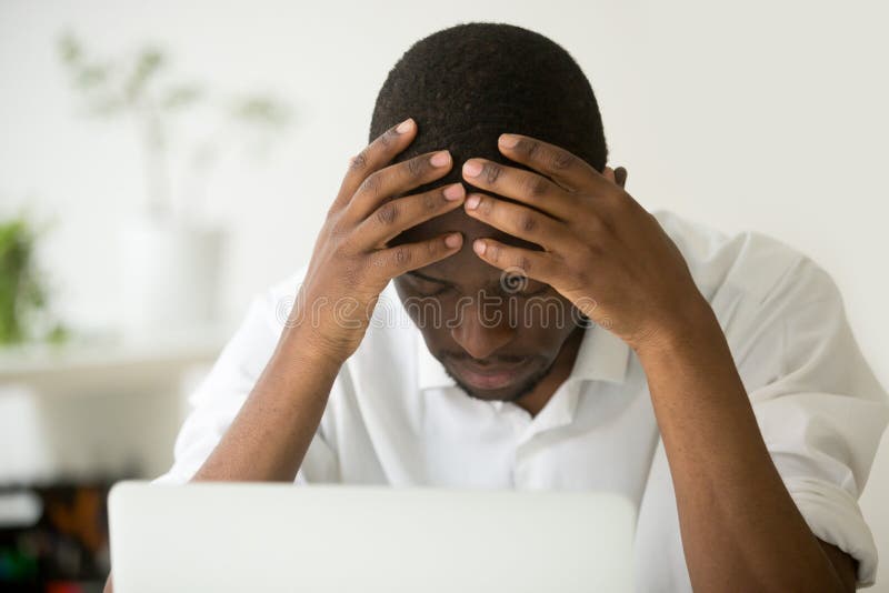 Holdi depresso esaurito sensibilità africana frustrato dell'uomo d'affari immagine stock libera da diritti Holdi depresso esaurito sensibilità africana frustrato dell'uomo d'affari immagine stock libera da diritti