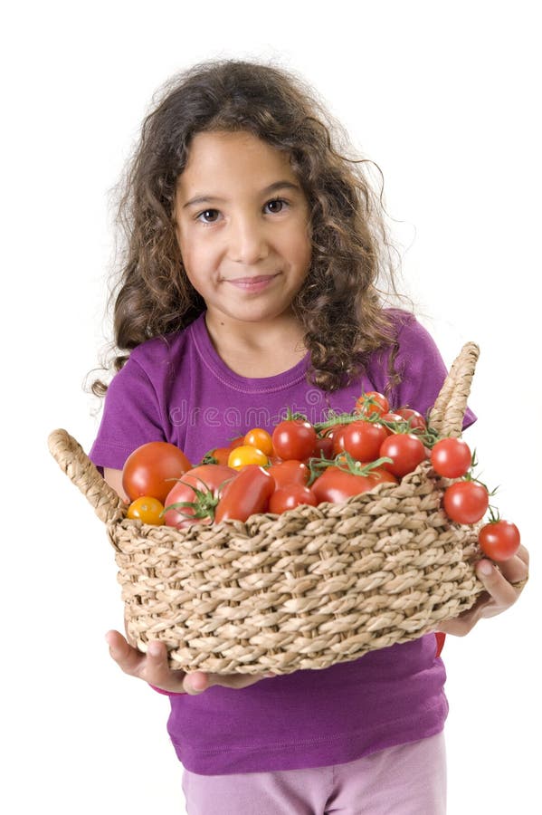 Holdin della ragazza un cestino dei pomodori immagini stock Holdin della ragazza un cestino dei pomodori immagini stock