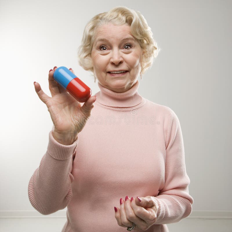 holding oversized pill woman στοκ εικόνες με δικαίωμα ελεύθερης χρήσης holding oversized pill woman στοκ εικόνες με δικαίωμα ελεύθερης χρήσης