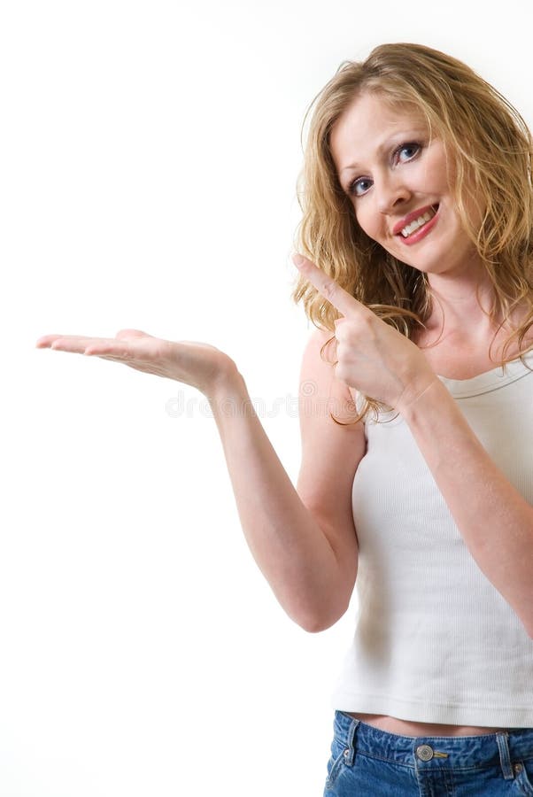 Atraktivní žena drží a ukazuje na imaginární produktu.