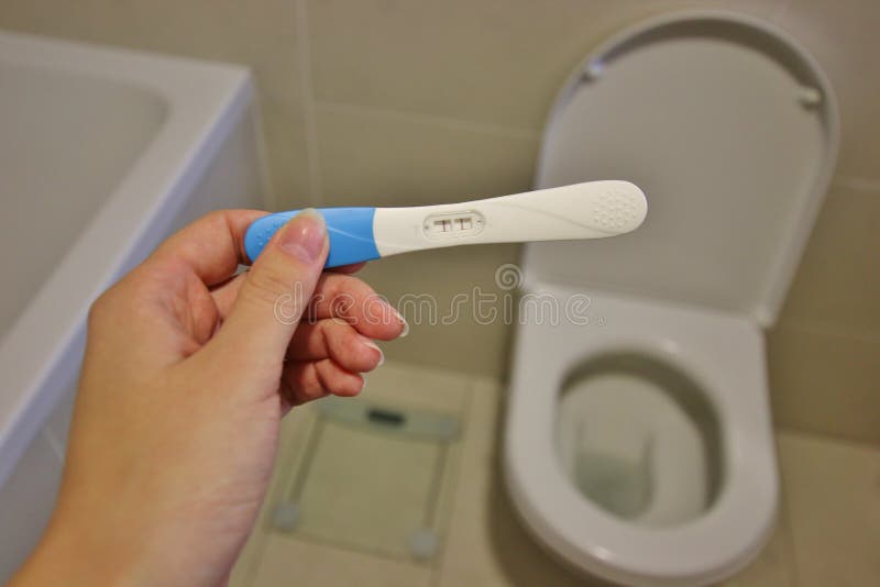 Тест на беременность в туалете. Тест на беременность в ванной. Тест на беременность на унитазе. Тест на беременность фото в туалете.