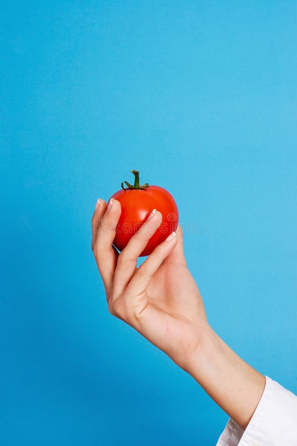 Holding tomato