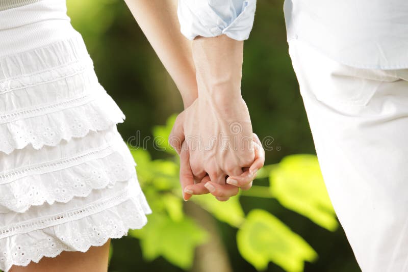 Holdinghände in einem Park stockbild Holdinghände in einem Park stockbild
