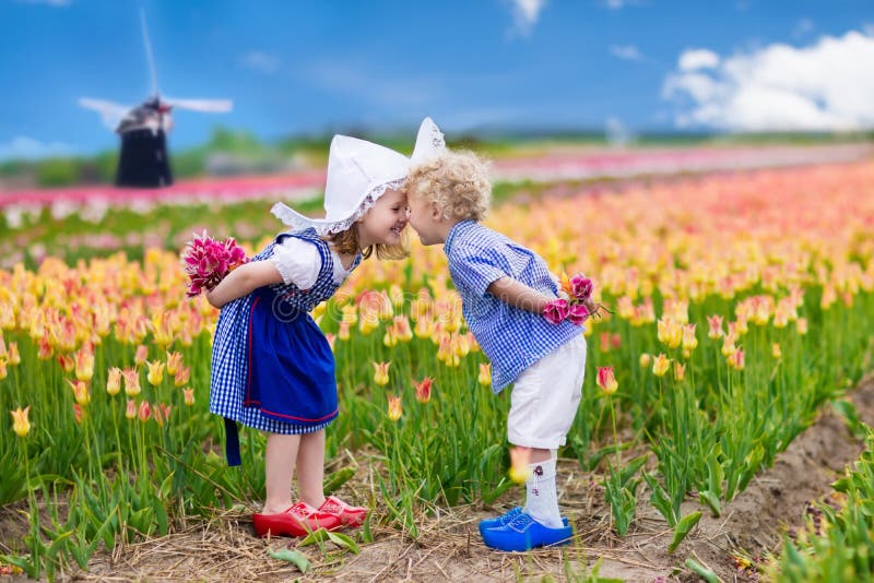 Holenderscy dzieci w tulipanu polu
