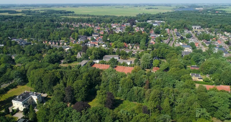 Holenderska wieś beetsterzwaag dzielnica z boiskiem piłki nożnej obok fryzji leśnej holandia 4 k nagranie drone