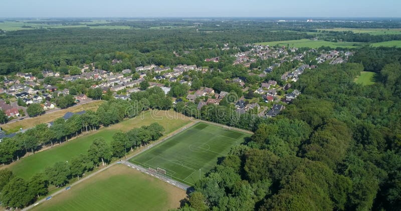 Holenderska wieś beetsterzwaag dzielnica z boiskiem piłki nożnej obok fryzji leśnej holandia 4 k nagranie drone