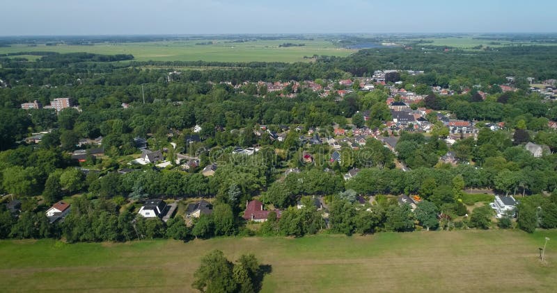 Holenderska wieś beetsterzwaag dzielnica z mnóstwem drzew i fryzjami naturalnymi holandia holandia nagranie drona 4 k