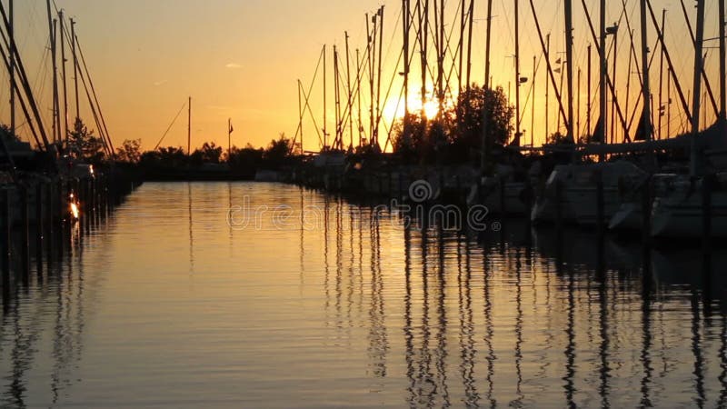 Holenderski marina przy zmierzchem