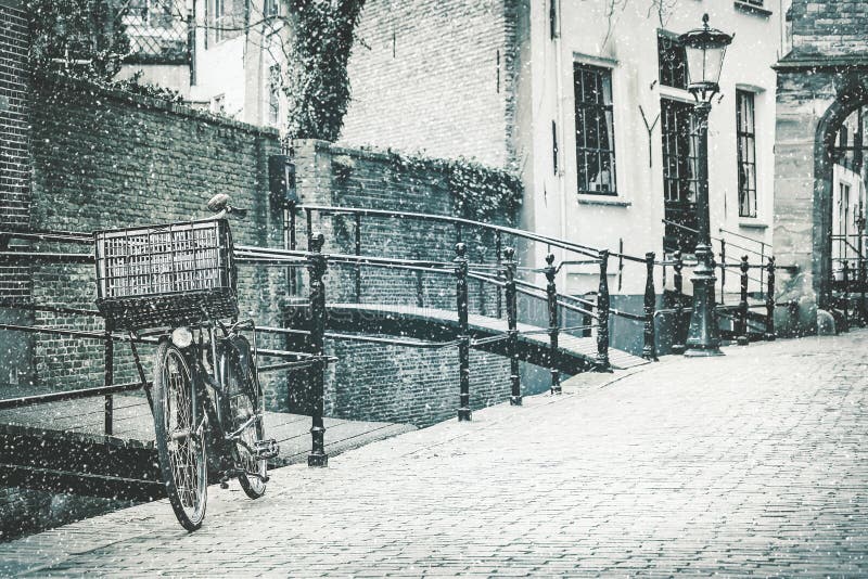 Holenderski miasto Gouda z bicyklem w przodzie w zimie