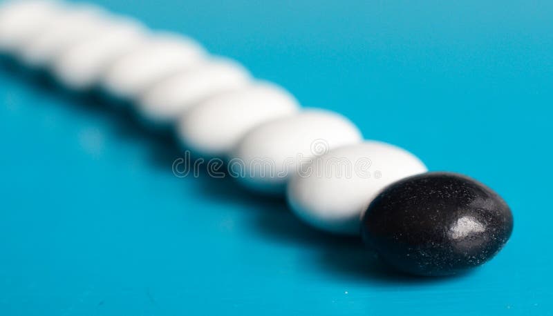 Holenderski salmiaka cukierku czerni biel w linii