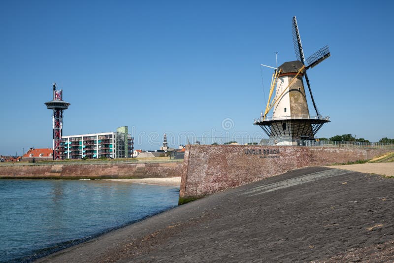 Holenderski tradycyjny wiatraczek przy dajkiem blisko miasta Vlissingen obrazy stock Holenderski tradycyjny wiatraczek przy dajkiem blisko miasta Vlissingen obrazy stock