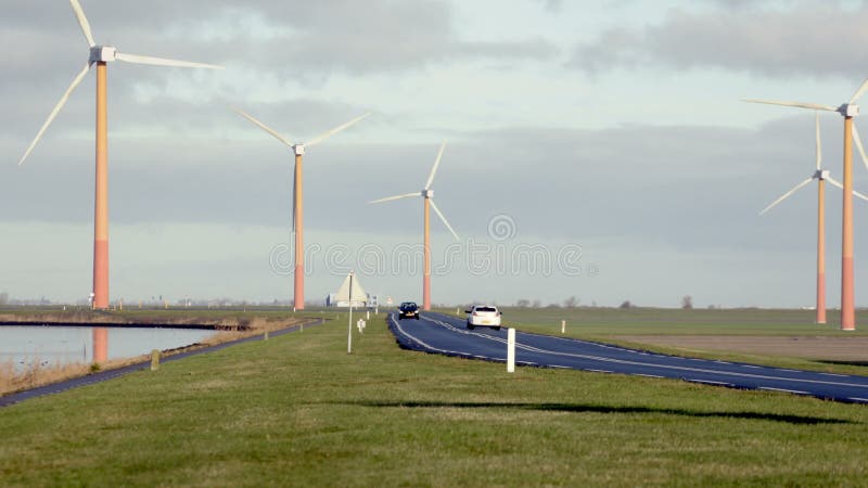 Holenderskie nowoczesne wiatraki na rowerze