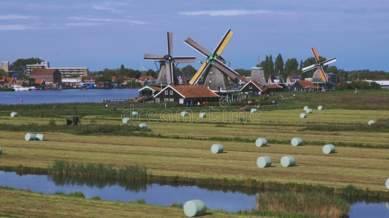 Holenderskie wiatraki w niderlandzkim nagraniu zamykającym