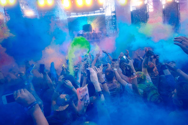 Holi celebración 9 de septiembre de 2017 el Moldavia Chisinau Darwin Color Fest foto de archivo libre de regalías Holi celebración 9 de septiembre de 2017 el Moldavia Chisinau Darwin Color Fest foto de archivo libre de regalías