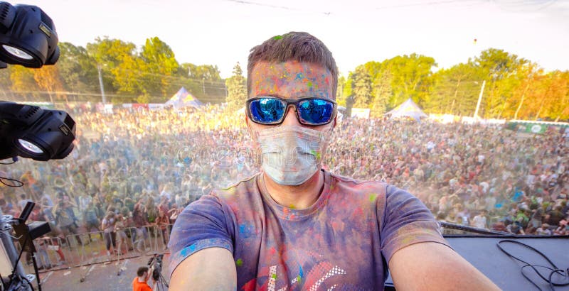 Holi celebración 9 de septiembre de 2017 el Moldavia Chisinau Darwin Color Fest fotos de archivo Holi celebración 9 de septiembre de 2017 el Moldavia Chisinau Darwin Color Fest fotos de archivo