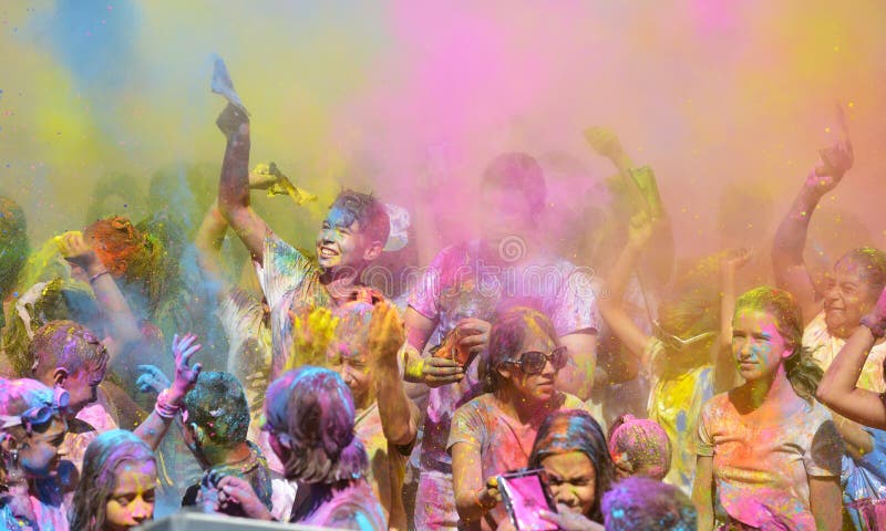 Muitos indianos jogando tinta em pó para o ar holi festival