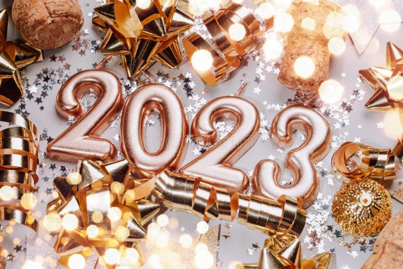 Đáng yêu và đầy màu sắc, hình nền năm mới 2024 này sẽ khiến bạn cảm thấy thật vui và kích thích. Những khối chữ số đáng yêu cùng các hoạt hình hài hước mang lại cho bạn một năm mới đầy niềm vui và hạnh phúc.