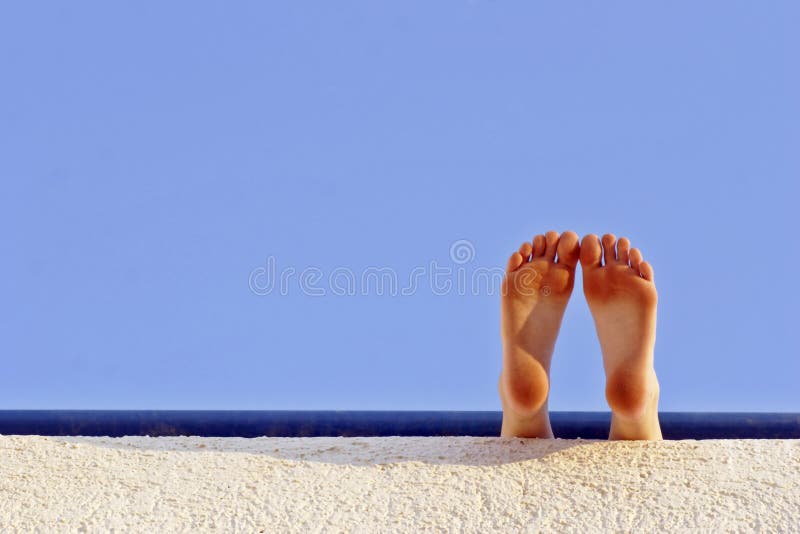 Piedi, facendo riposare al caldo sole estivo.