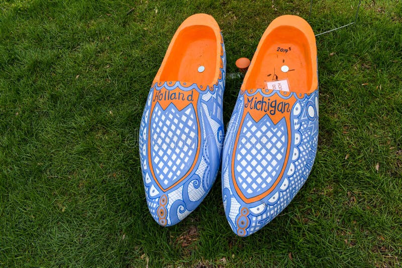 Holland Michigan Clog Shoes gekleurd in Orange, White en Blue patroon