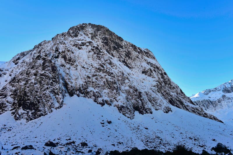 Hollyford Valley lookout offering a scenic view of snow mountains in New Zealand stock photography Hollyford Valley lookout offering a scenic view of snow mountains in New Zealand stock photography