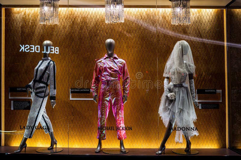 HOLLYWOOD, FL, USA - 18 GIUGNO 2020: Lady Gaga, Madonna, Michael Jackson vestita al centro commerciale Seminole Hard Rock Casino fotografia stock HOLLYWOOD, FL, USA - 18 GIUGNO 2020: Lady Gaga, Madonna, Michael Jackson vestita al centro commerciale Seminole Hard Rock Casino fotografia stock