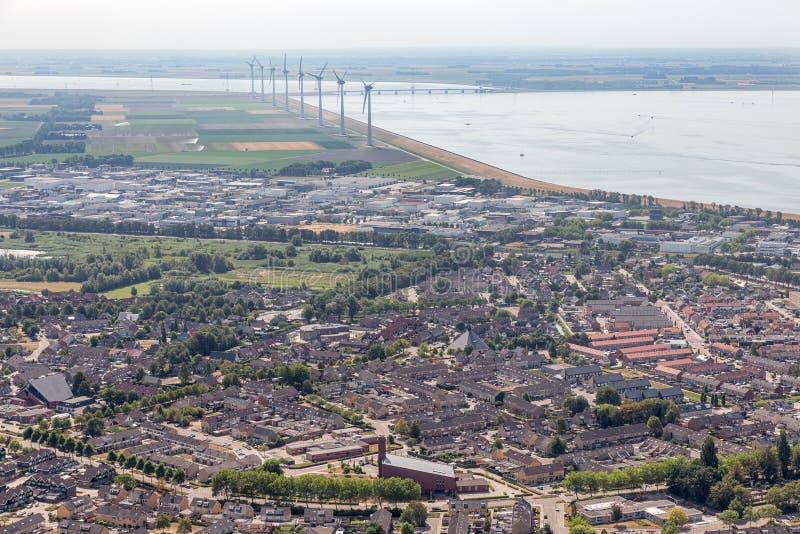 Holländskt fiskeläge för flyg- sikt med bostadsområde och windturbines fotografering för bildbyråer Holländskt fiskeläge för flyg- sikt med bostadsområde och windturbines fotografering för bildbyråer