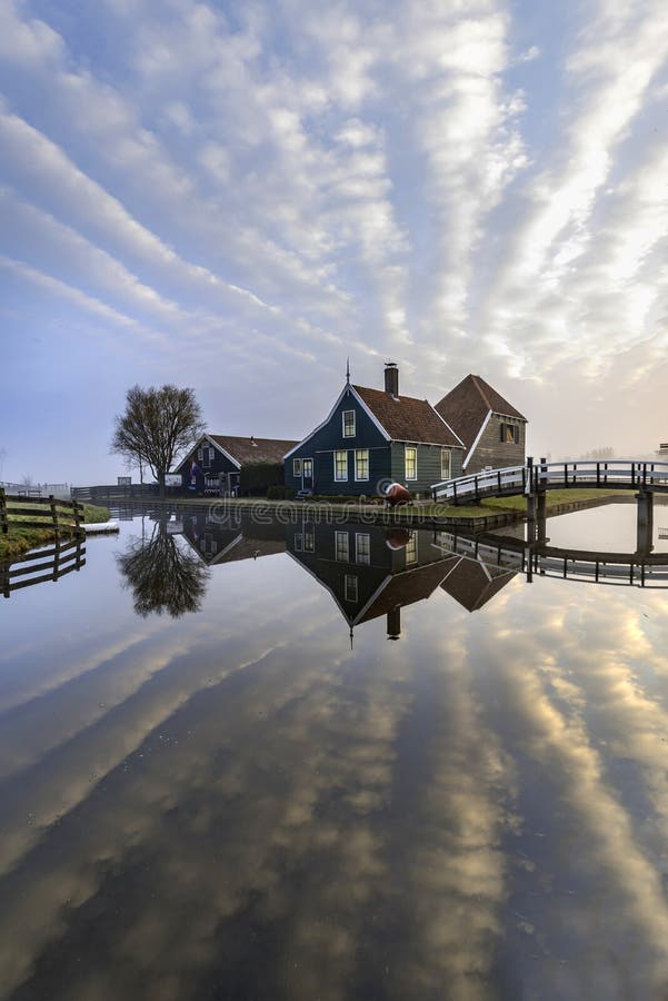 Holländskt hus som avspeglas på den lugna kanalen royaltyfri fotografi Holländskt hus som avspeglas på den lugna kanalen royaltyfri fotografi