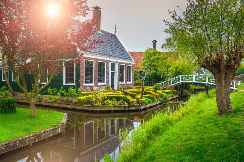 Holländskt traditionellt hus och bro i den Zaanse Schans byn, Nederländerna arkivfoton Holländskt traditionellt hus och bro i den Zaanse Schans byn, Nederländerna arkivfoton