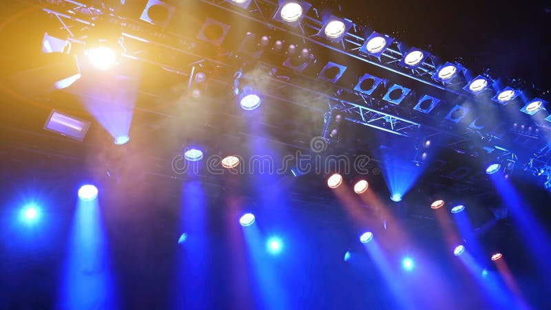 Holofotes azuis no teto a brilhar fotos de stock