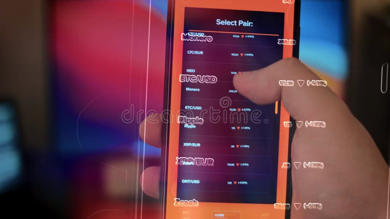 Hologramme effet de caucasian mâle faisant le paiement avec bitcoins cryptomonnaie en utilisant son smartphone. application person banque de vidéos