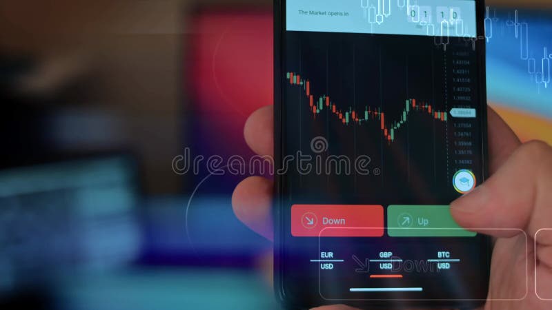 Hologramme effet de caucasian mâle faisant le paiement avec bitcoins cryptomonnaie en utilisant son smartphone. application person banque de vidéos