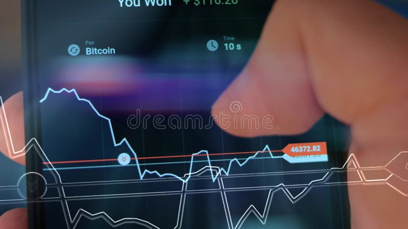 Hologramme effet de caucasian mâle faisant le paiement avec bitcoins cryptomonnaie en utilisant son smartphone. application person banque de vidéos