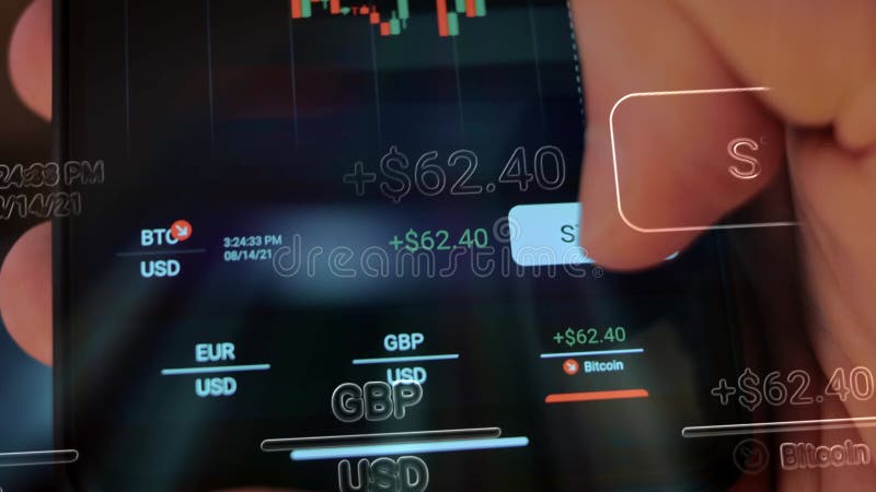 Hologramme effet de caucasian mâle faisant le paiement avec bitcoins cryptomonnaie en utilisant son smartphone. application person banque de vidéos