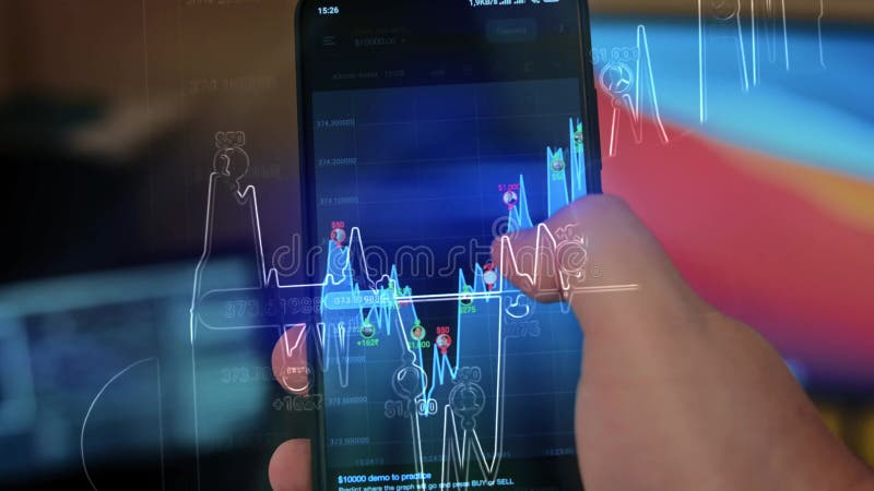 Hologramme effet de caucasian mâle faisant le paiement avec bitcoins cryptomonnaie en utilisant son smartphone. application person banque de vidéos