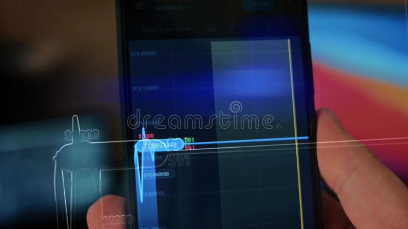 Hologramme effet de caucasian mâle faisant le paiement avec bitcoins cryptomonnaie en utilisant son smartphone. application person banque de vidéos