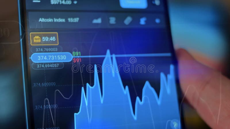 Hologramme effet de caucasian mâle faisant le paiement avec bitcoins cryptomonnaie en utilisant son smartphone. application person banque de vidéos